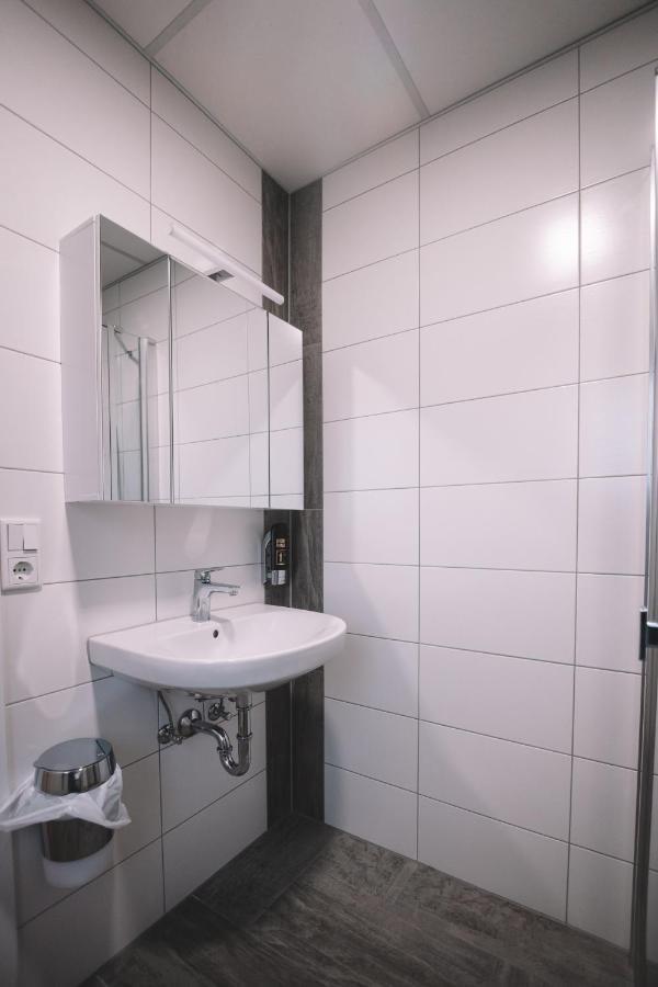 Gasthof Und Hotel Roter Hirsch Claußnitz Esterno foto