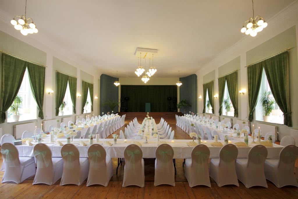 Gasthof Und Hotel Roter Hirsch Claußnitz Esterno foto